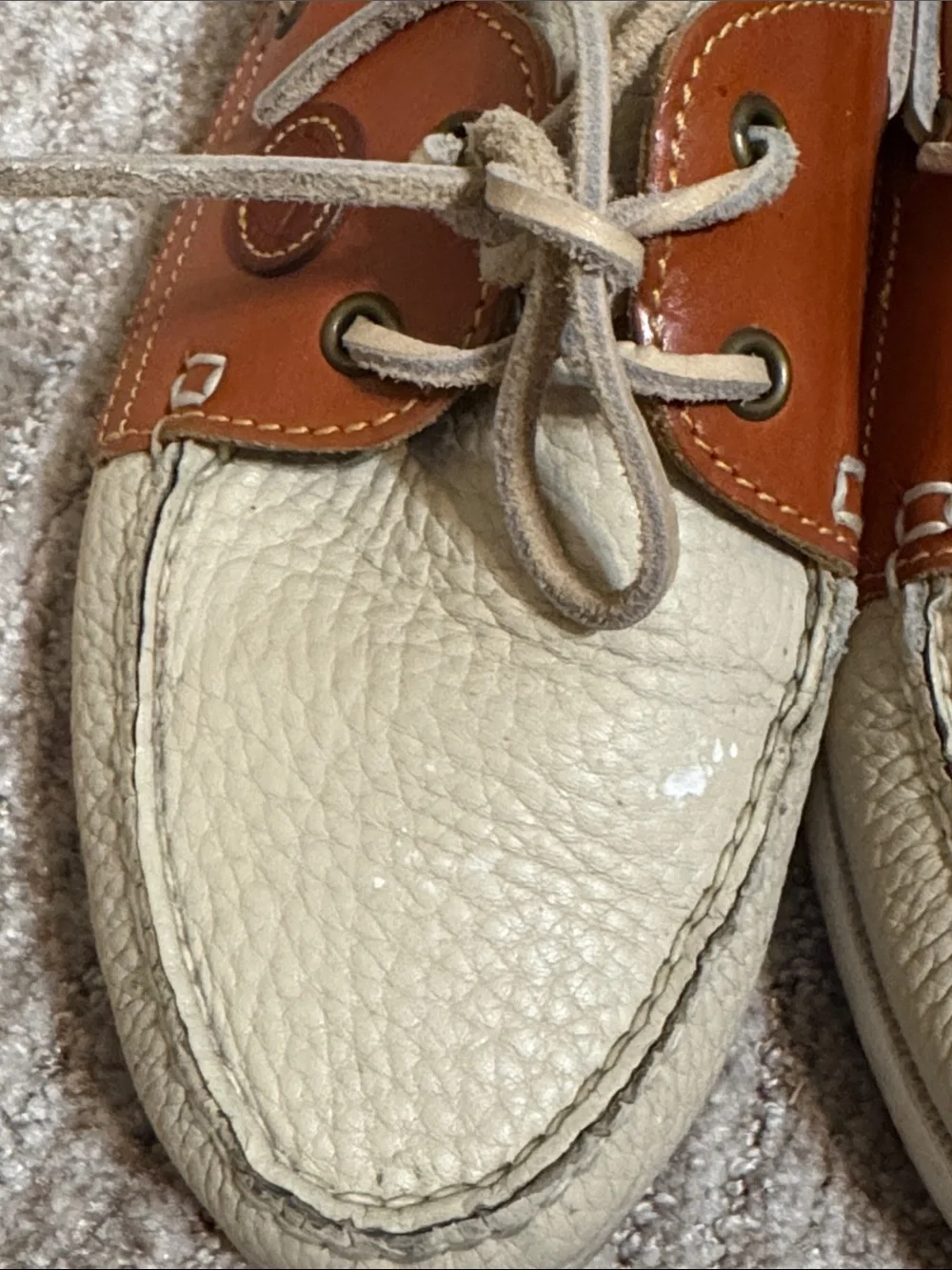 Dooney & Bourke Two-Tone Leather Men's Boat Shoes in Cream and Brown. Size 9